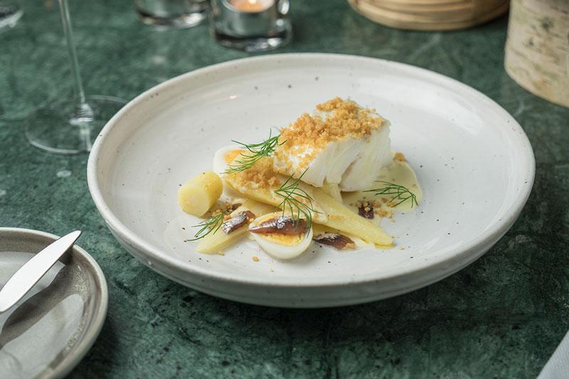Torskrygg med vit sparris, vaktelägg & havsbuljong