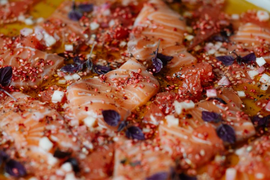 Laxsashimi med blodgrape & rättika